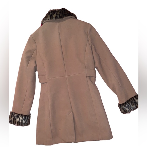 Tan Coat with Leopard fur cuff/Collar - Picture 6 of 10
